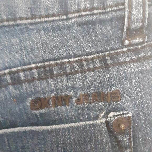DKNY Women’s Jeans Size 6 Embroidered Back Pockets Whiskers Capris - Picture 6 of 9